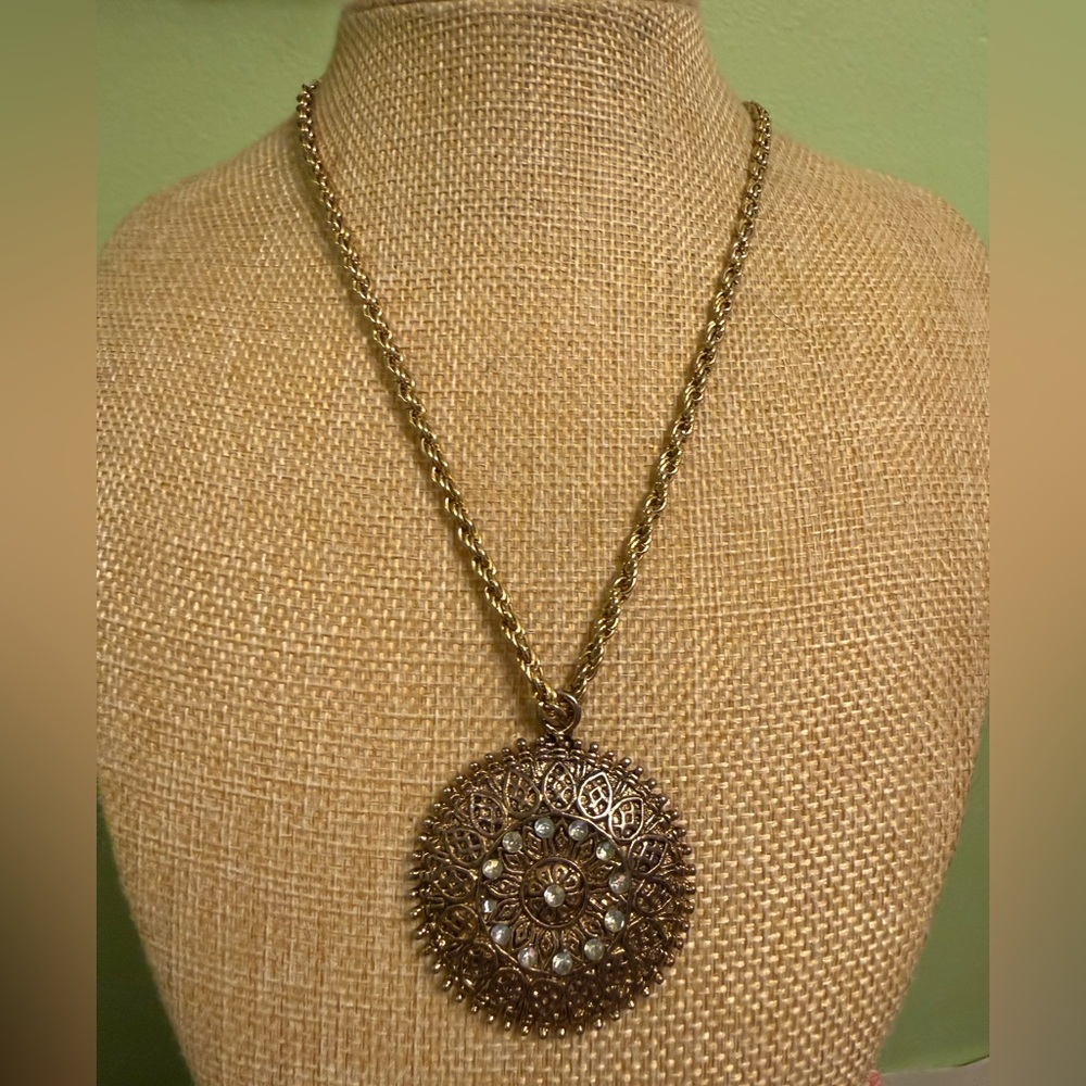 Elegant Gold Pendant Necklace